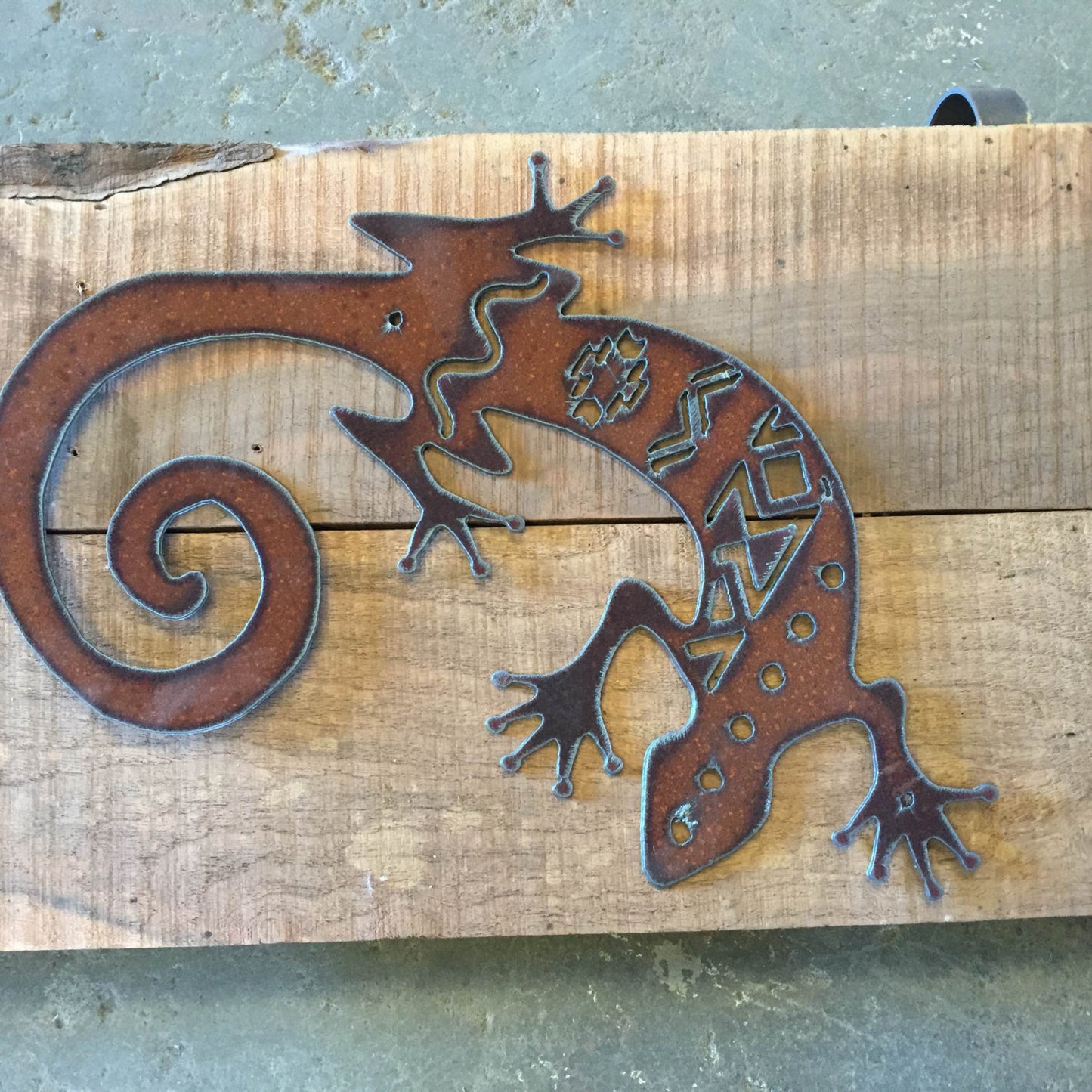Gecko metal cutout